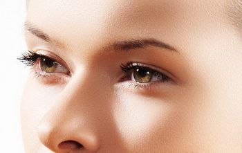Augenfalten, Lachfalten (Krähenfüße) mit Hyaluron bei Frau und Mann entfernen